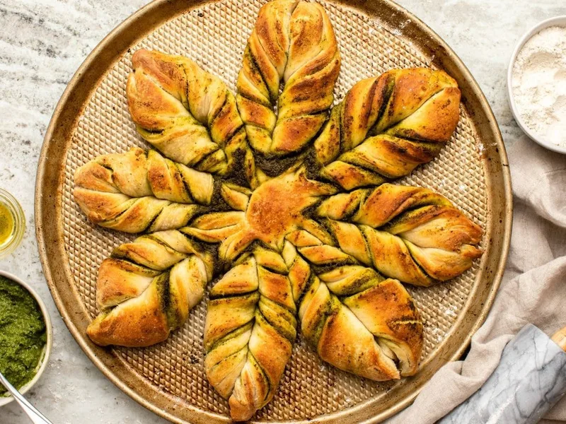 Air Fryer Pull-Apart Pesto Bread with Mozzarella