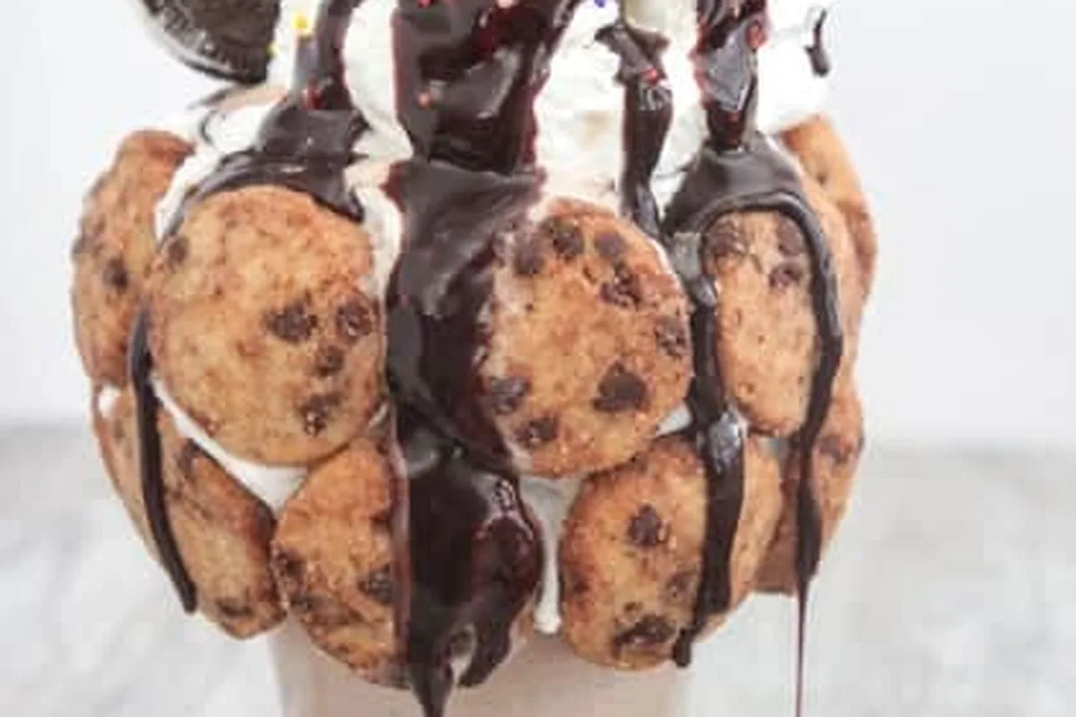Cookie-Crusted Peanut Butter Chocolate Chip Milkshake | EasyCook