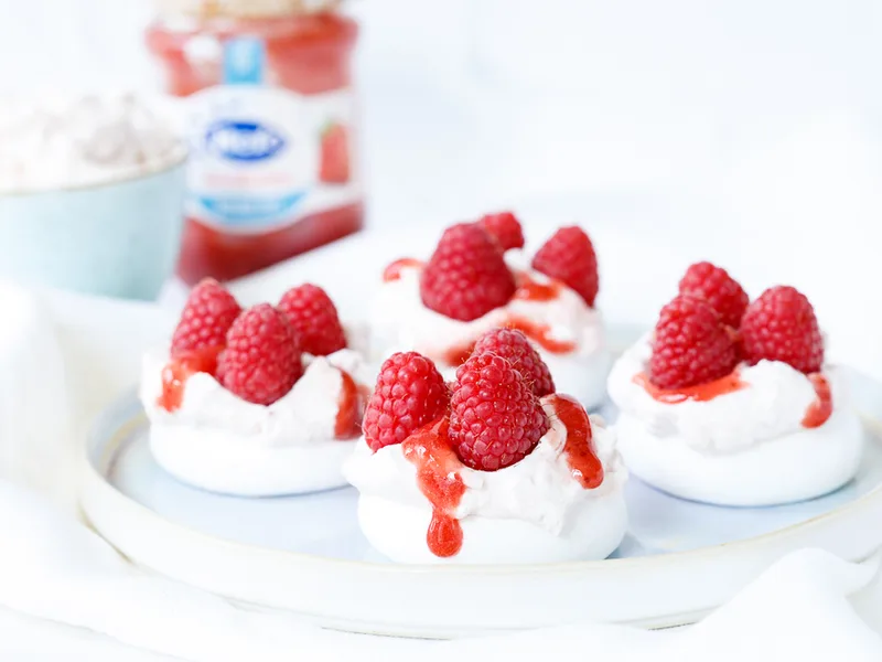 Vegan Meringue Tartlets with Coconut Cream