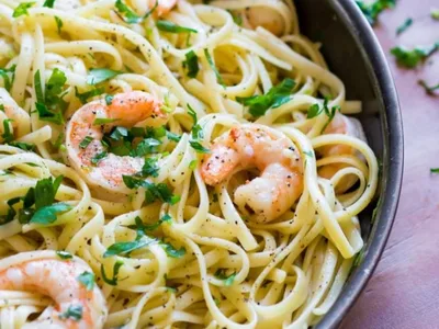 Garlic Shrimp Scampi Linguine with White Wine Sauce