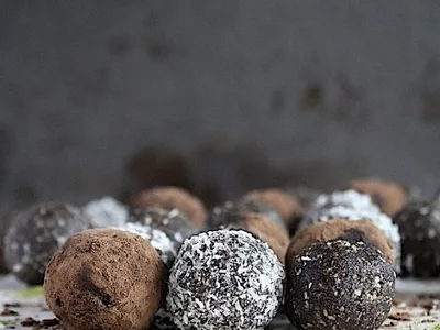 No-Bake Chocolate Hazelnut Superfood Fudge Bites