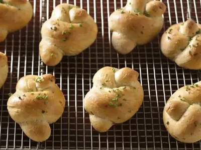 Garlic Chive Mashed Potato Knot Rolls