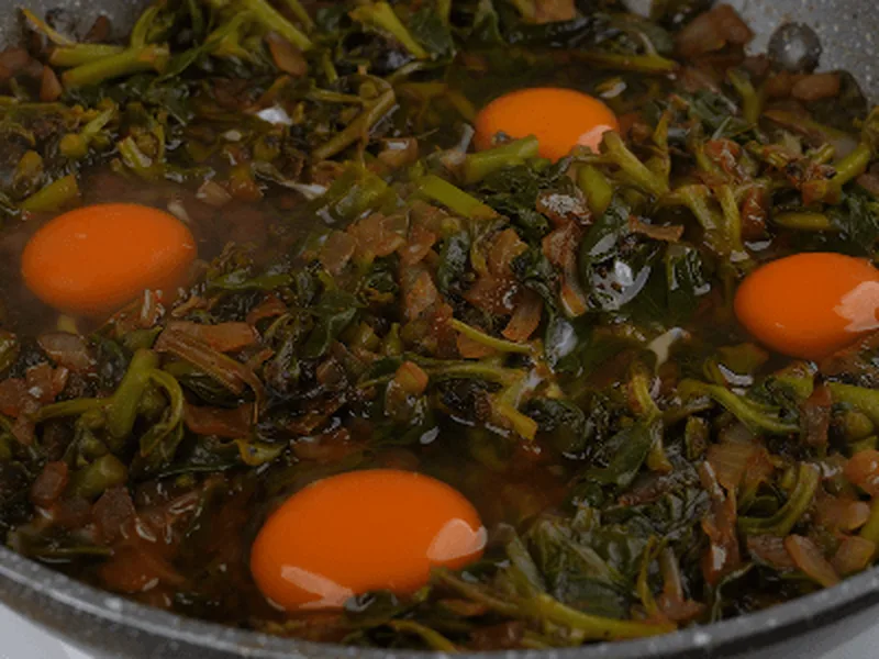 Spinach and Eggs Skillet with Yogurt-Garlic Sauce
