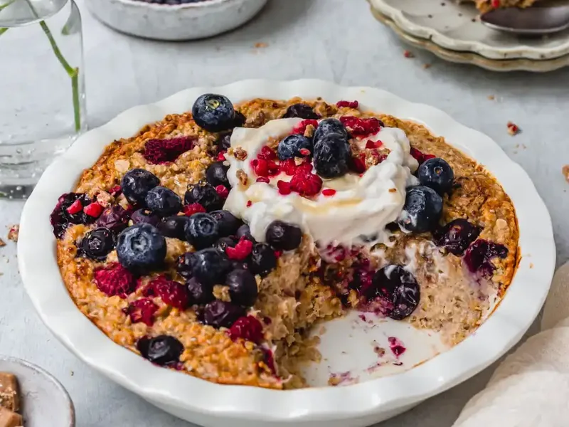 Baked Oats with White Chocolate and Mixed Berries