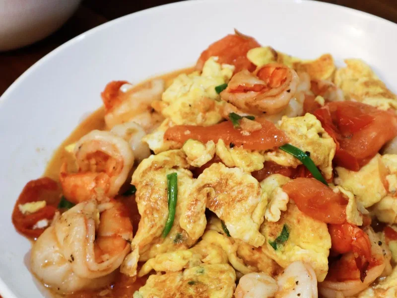Chinese-Style Wok Scrambled Eggs with Tomatoes and Shrimp