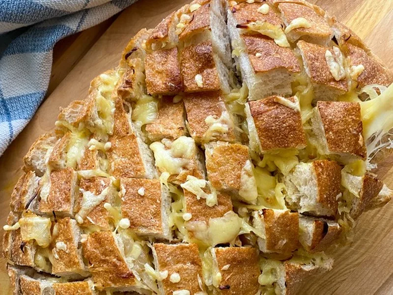 French Onion Pull-Apart Bread with Gruyere