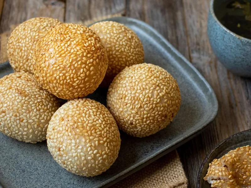 Crispy Sesame Balls with Peanut Filling