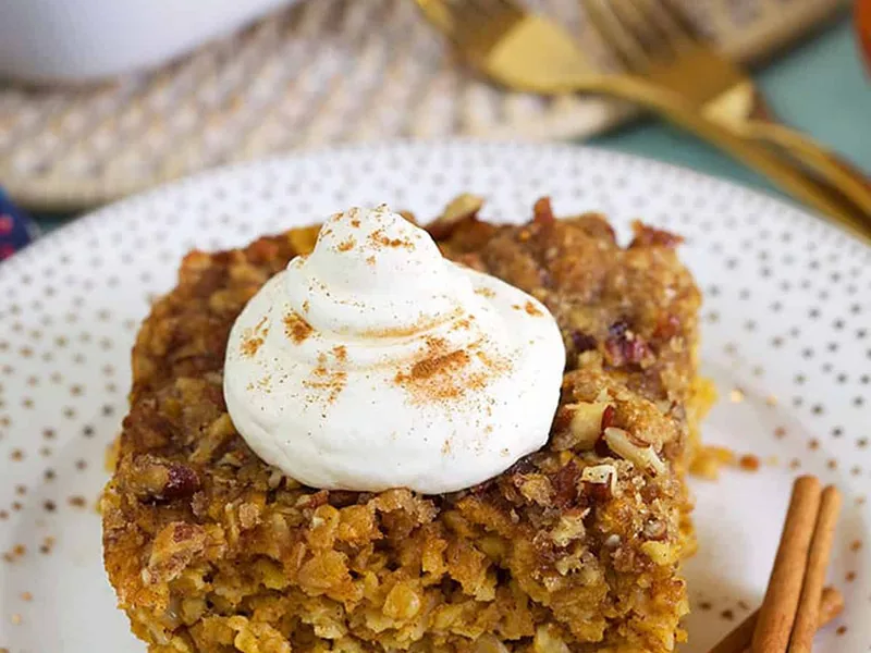 Baked Pumpkin Oatmeal with Brown Sugar Pecan Topping