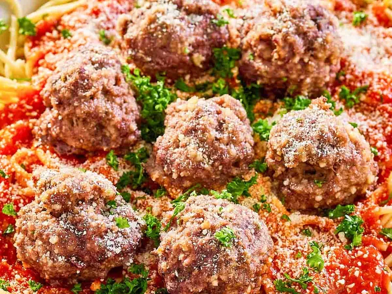 Olive Garden Style Spaghetti and Meatballs with Marinara