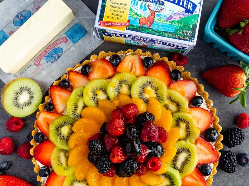 Easy No-Bake Graham Cracker Fruit Tart with Cream Cheese