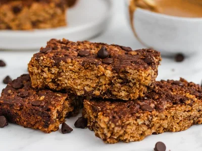 Chewy Peanut Butter Chocolate Chip Granola Bars