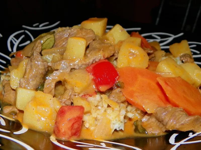 Thai Red Curry Beef With Potatoes and Peppers