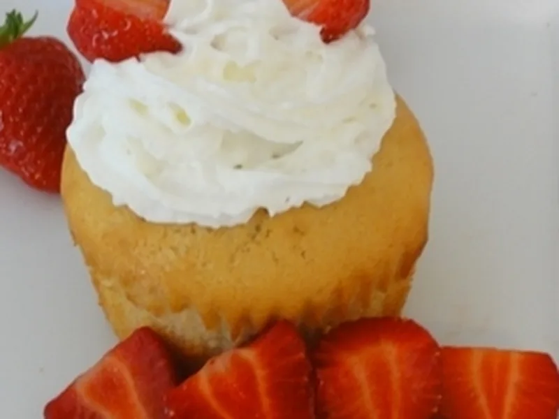 Vanilla Cupcakes with Strawberries and Cream