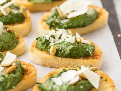 Creamy Spinach Dip Crostini with Garlic Parmesan Toast