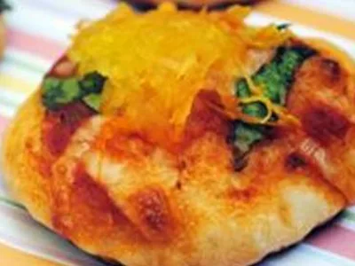 Spaghetti Squash Pizza Bites with Spinach and Bacon