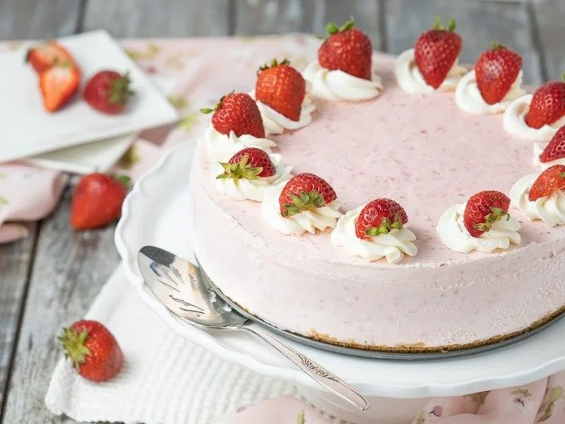 Frozen Yogurt Strawberry Cake with Pretzel Crust