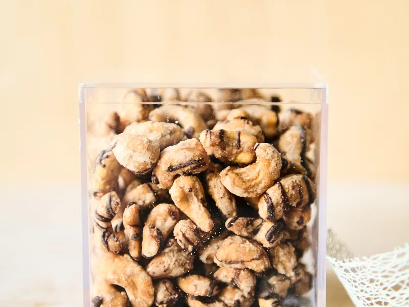 Sugar 'n Spice Cinnamon Cashews with Chocolate Drizzle