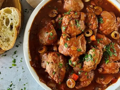 Slow Cooker Chicken Cacciatore with Red Wine and Olives