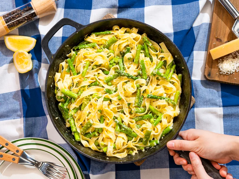 Quick Pea and Asparagus Fettuccine Alfredo