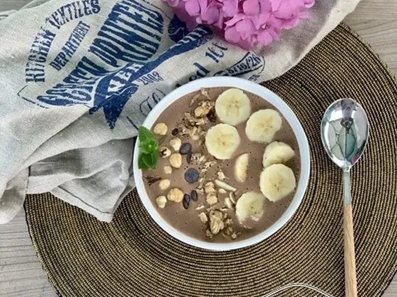 Cacao Avena Bowl with Frozen Banana and Peanut Butter