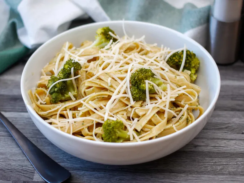 Creamy Fettuccine with Cheddar Cheese and Broccoli