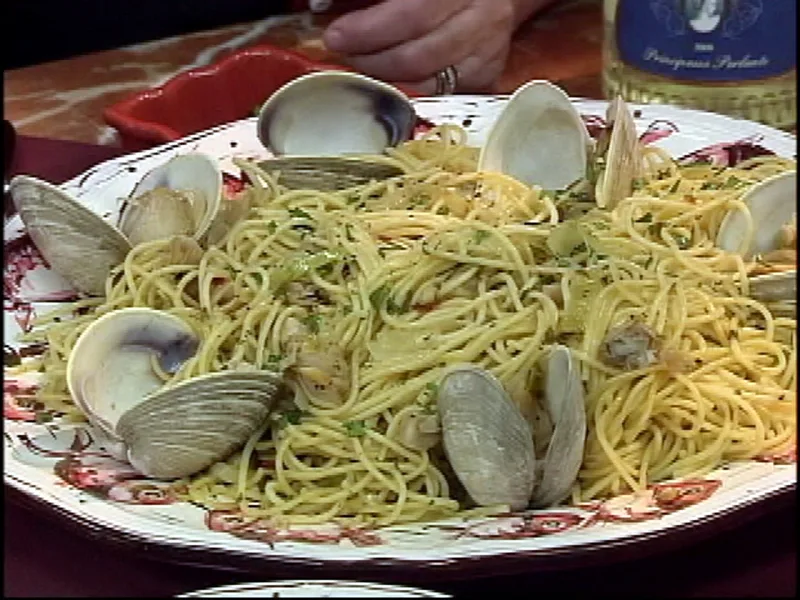 Spaghetti with Clams in White Wine and Lemon Sauce