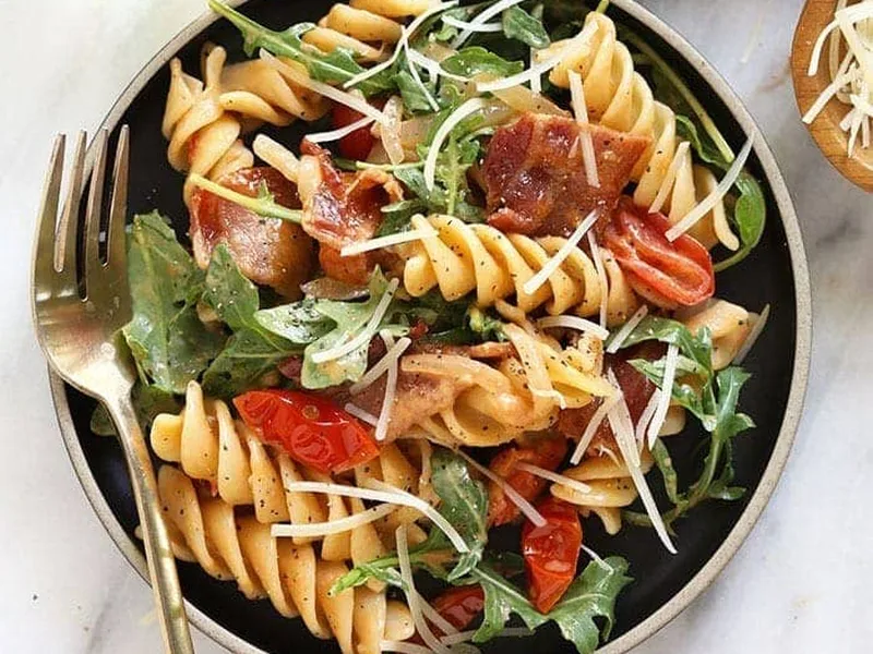 Bacon Tomato Arugula Pasta with Balsamic Cream