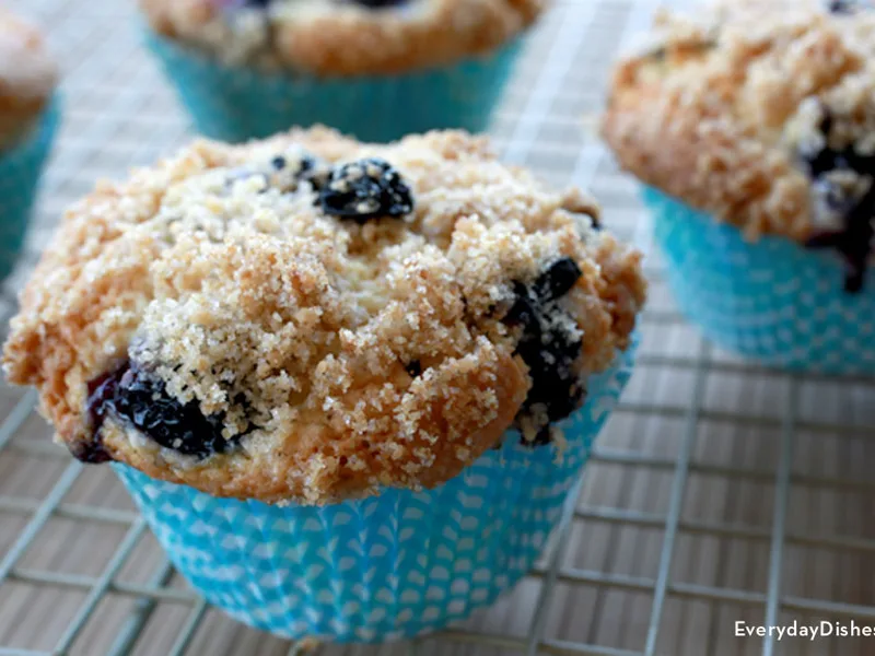 Blueberry Crumble Muffins with Sweet Cinnamon Topping