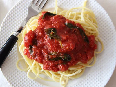 Quick 15-Minute Marinara Sauce with Fresh Basil