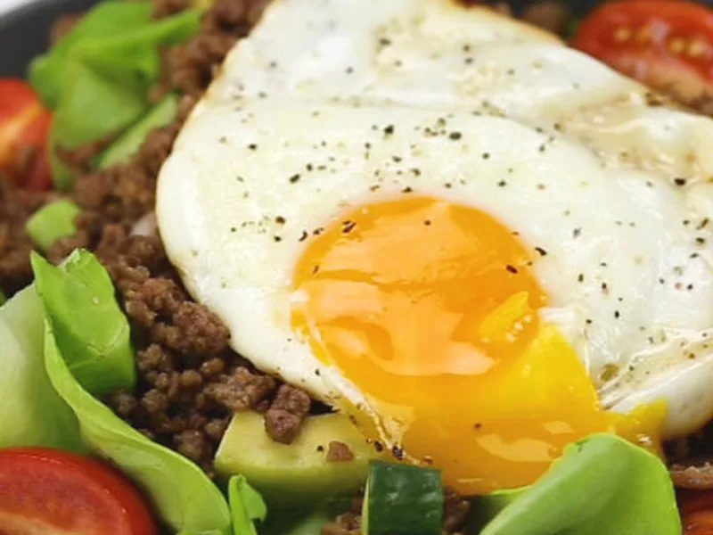 Low Carb Beef and Bacon Salad Bowls with Fried Egg