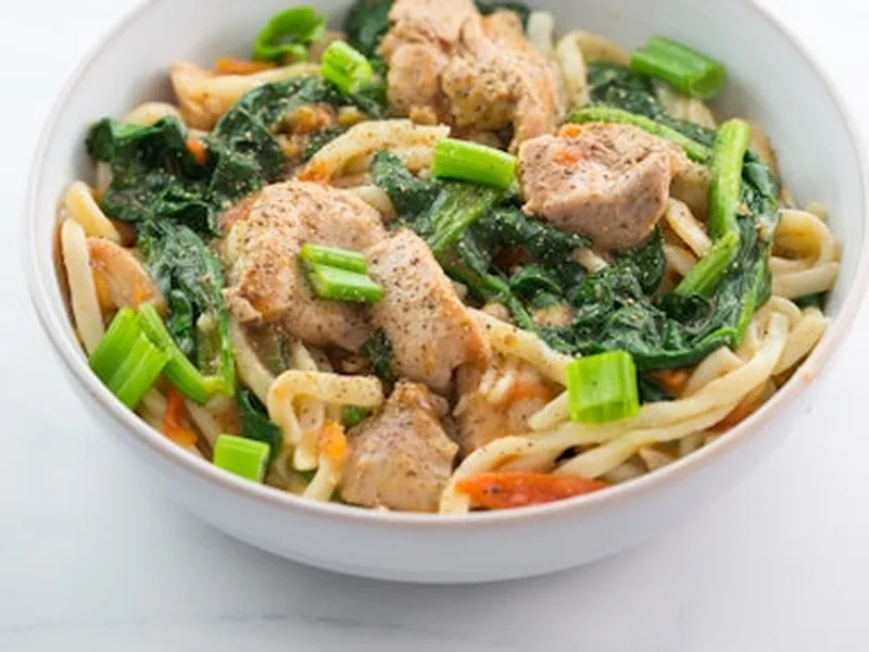 Stir-Fried Chicken Noodles with Tomatoes and Spinach