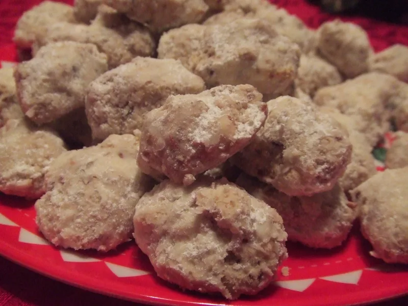 Buttery Walnut Crescent Cookies with Cinnamon