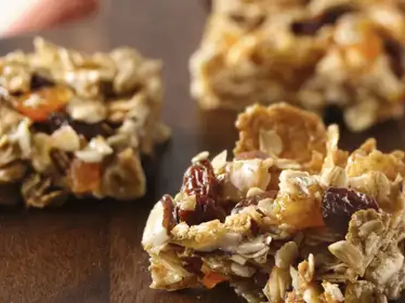 No-Bake Oatmeal Bars with Honey and Dried Fruit