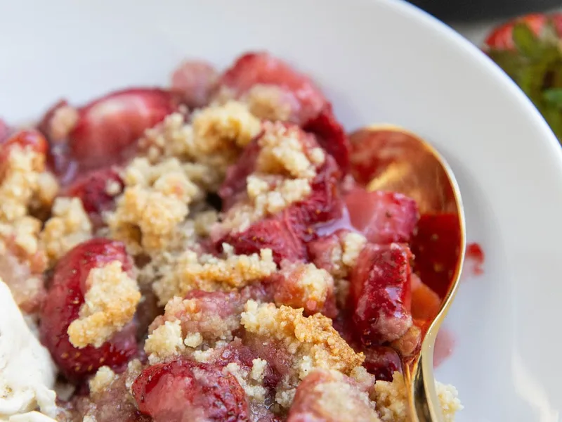 Almond Flour Strawberry Crumble with Coconut Oil