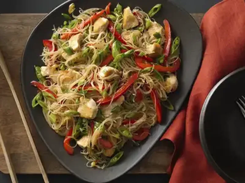 Singapore-Style Curry Rice Noodles with Chicken and Vegetables