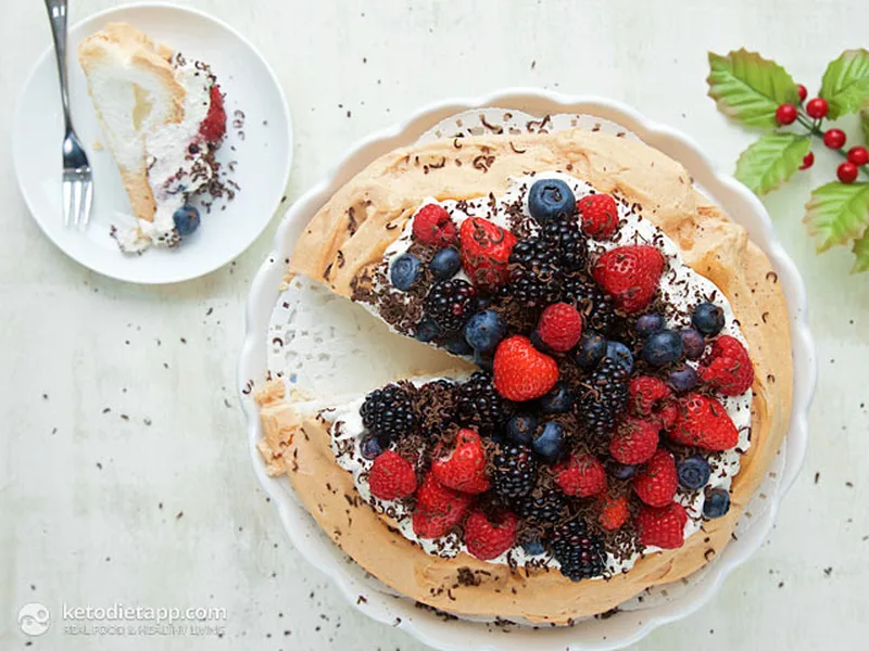 Low-Carb Berry Pavlova with Vanilla Cream