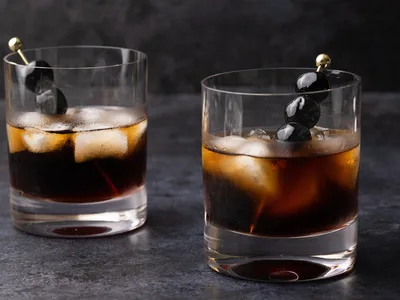 Black Russian Cocktail: Vodka and Kahlúa Recipe