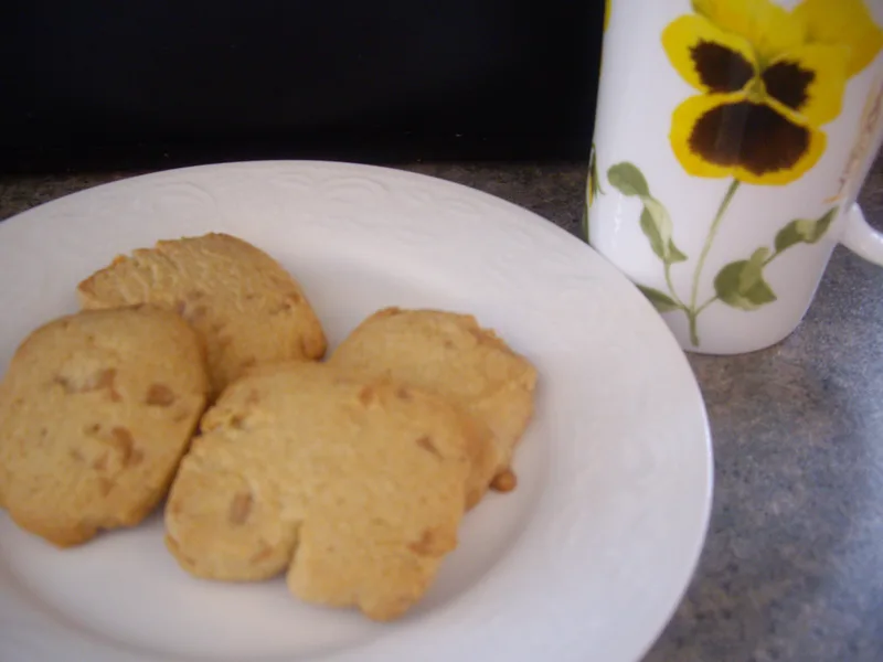 Brown Sugar Skor Toffee Cookies with Cinnamon