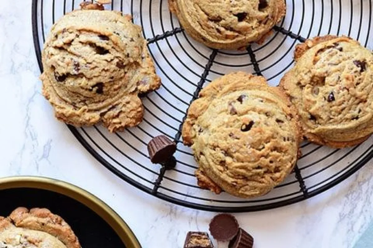 Peanut Butter Blowout Cookies with Reese's | EasyCook