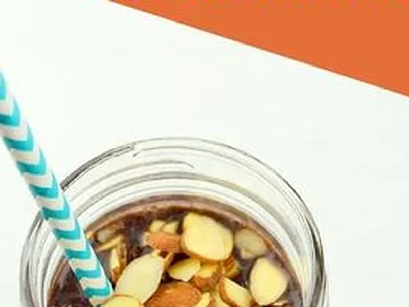 Berry Crunch Green Smoothie with Almonds